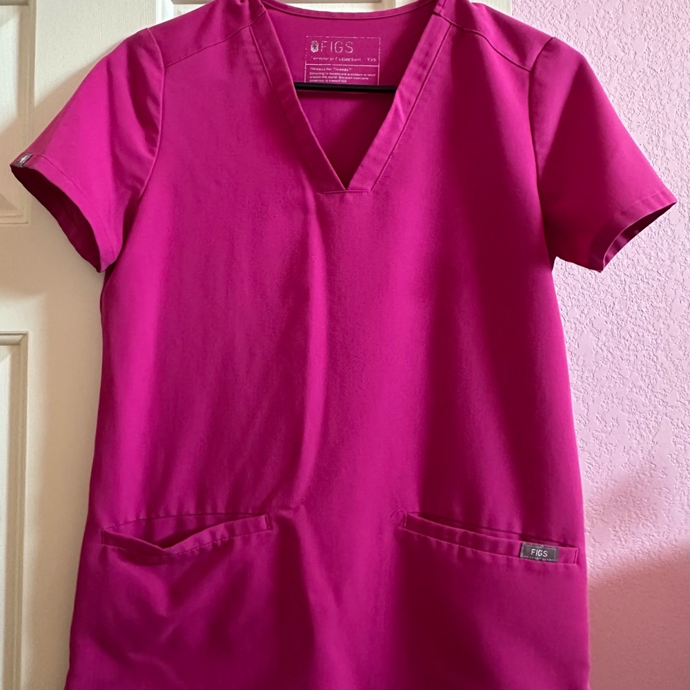 Figs XXS Casma three pocket scrub top in Raspberry Sorbet